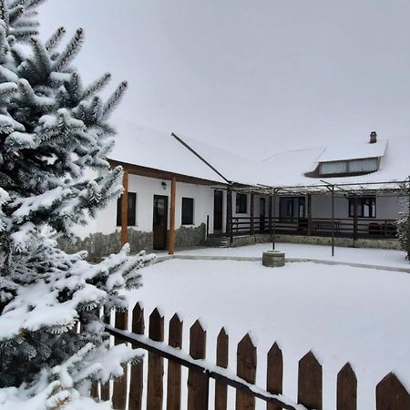Casuta Din Deal Targu Neamt Exterior photo